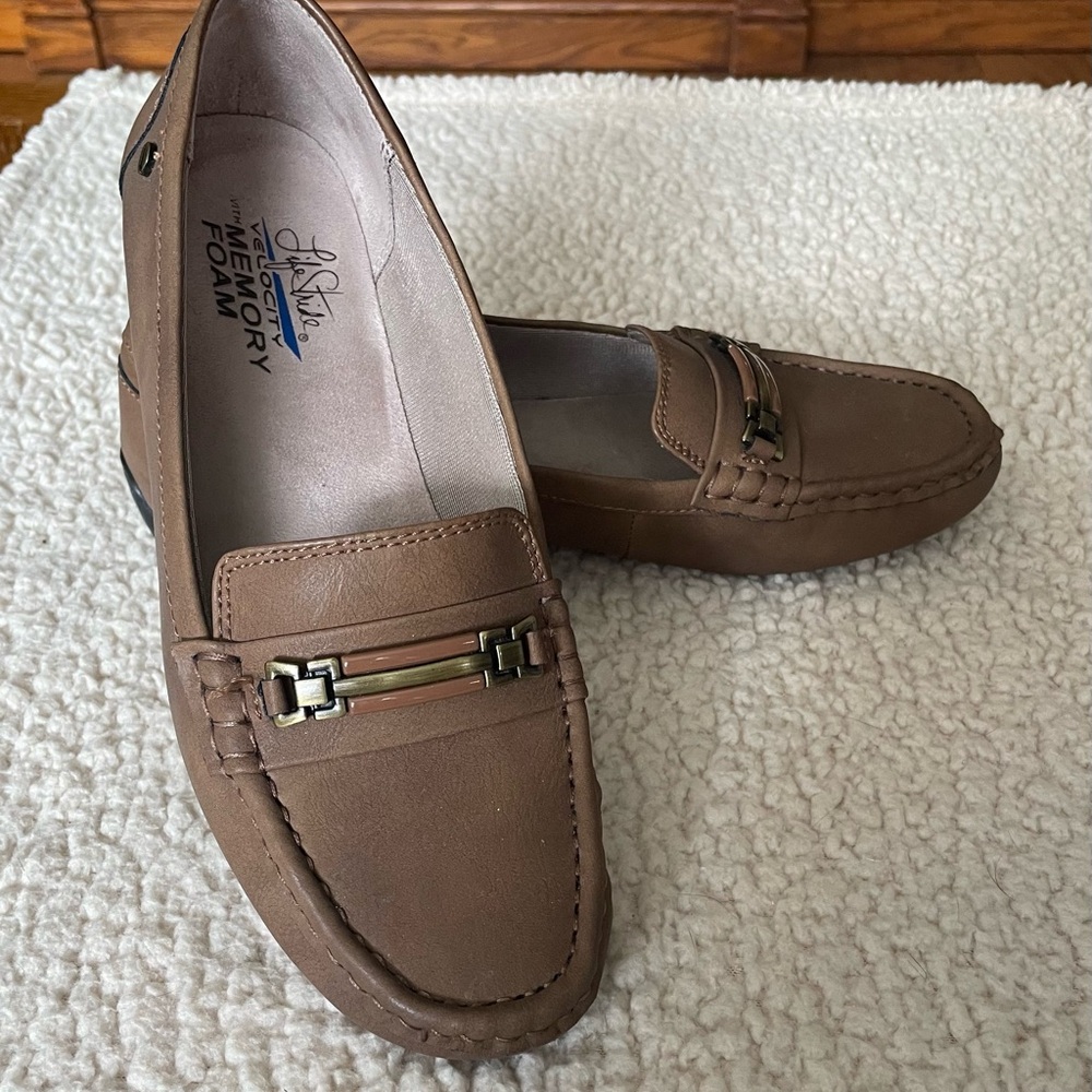 Life Stride Women's Tan Loafers